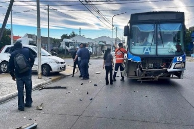 Ocho heridos tras violento choque de un colectivo a metros de la guardia del hospital