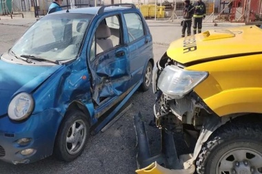 Conductora lesionada tras choque entre un QQ  y una camioneta de Prosegur,