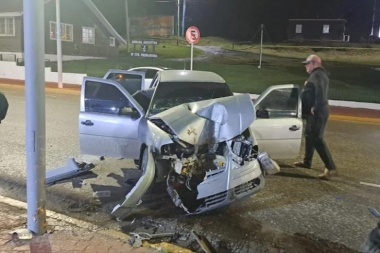 Conductora se estrelló contra una farola de luz en la ciudad de Ushuaia