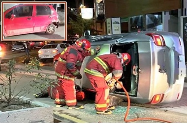 Un remis embistió a otro auto y lo hizo volcar. Los bomberos tuvieron que cortarle todo el techo para rescatar a la conductora