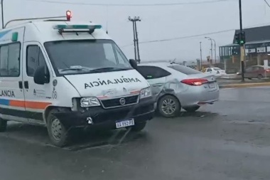 Violento choque de la ambulancia del hospital cuando asistía a una emergencia