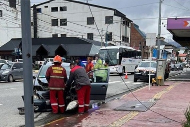 Conductora se distrajo e impactó contra un poste en el centro de Ushuaia