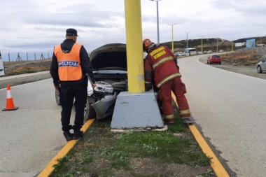 Ushuaia: Perdió el control del auto y chocó contra un poste
