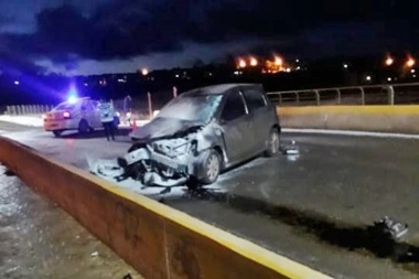 Robó un auto y lo destruyó contra el muro de un puente en Ushuaia