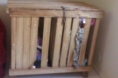 Brasil: la Policía encontró a gemelos de 3 años en una jaula de madera