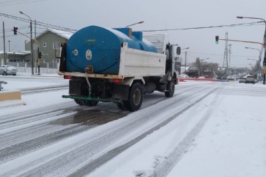 Tras la nevada continúa el operativo con camiones saleros y regadores