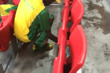 Japoneses y senegaleses dieron el ejemplo: después de ganar limpiaron las tribunas