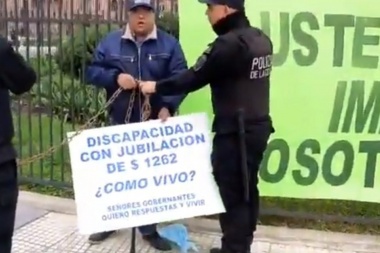 "Macri, no puedo vivir con $1262": el calvario del discapacitado que se encadenó a La Rosada