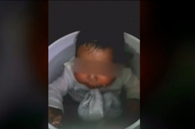 Se filmó ahogando a su bebé para vengarse de su ex y padre del menor
