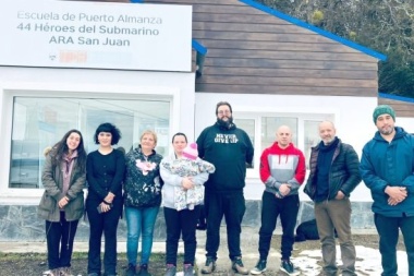 Padres de alumnos de la escuela “44 Héroes del ARA San Juan” reclaman mejoras en la calidad educativa y la infraestructura.