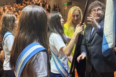 El momento en que un alumno se desmaya al lado de Javier Milei: el presidente respondió con una chicana a los “zurditos” y recibió fuertes críticas