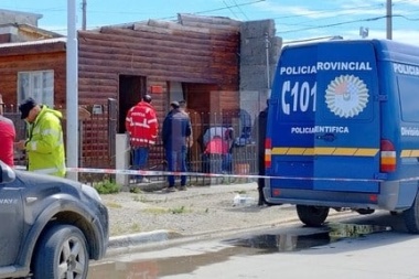 Investigan la muerte de un hombre que apareció degollado en una vivienda de la margen sur