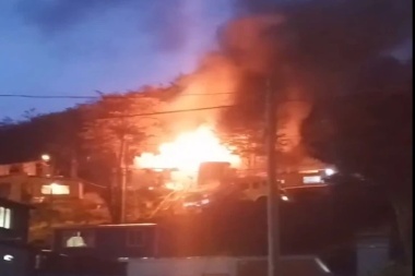 Ushuaia: Incendio devoró con una vivienda cuyos propietarios se hallan de vacaciones