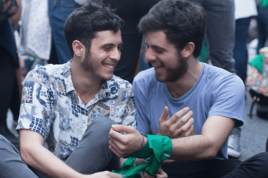 Insultos homofóbicos y golpes: nefasta agresión a una pareja gay en una pizzería de Palermo