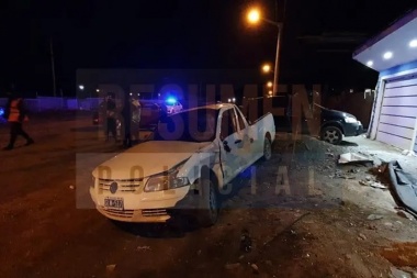 Dos heridos tras impactar con una camioneta contra un auto estacionado en los asentamientos
