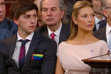 De traje y zapatos, Estanislao Fernández sorprendió en el Congreso con un pañuelo con los colores del colectivo LGBTIQ+