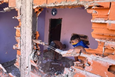 Furia en el barrio del nene de 11 años asesinado en Rosario: saqueos y fuego en los presuntos búnkeres narco