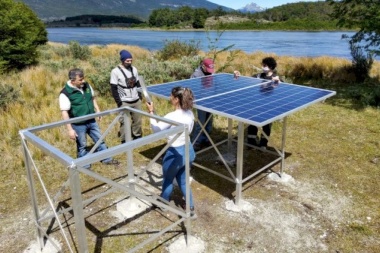 Estudiantes de la UNTDF instalaron paneles solares