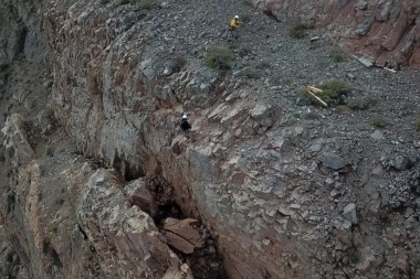 3 .000 toneladas de rocas:  Enorme pared de piedra por derrumbarse mantiene en vilo a villa La Angostura