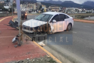 Conductor en estado de ebriedad impactó contra una columna y se fue a pie