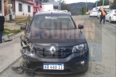 Ebrio chocó vehículos estacionados