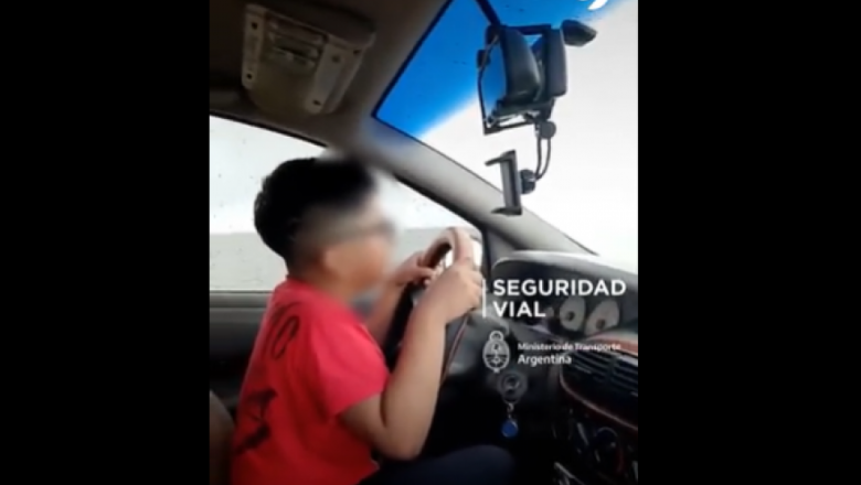 Le suspendieron la licencia por dejar manejar a su hijo en las calles de Río Grande