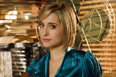 Arrestaron a la actriz de "Smallville" Allison Mack por integrar una secta dedicada al tráfico sexual