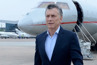 En medio del ajuste y pese a potenciales riesgos, Macri volará en un avión de línea