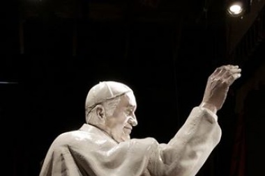 Polémica en el Festival de Teatro de Rafaela: cubren imágenes de la Virgen y el Papa con pañuelos verdes
