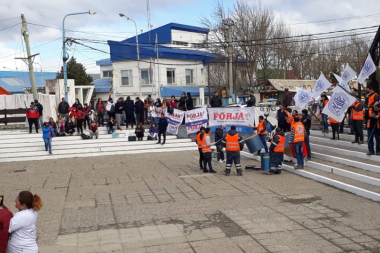 Melella mandó empleados municipales a protestar a Ushuaia