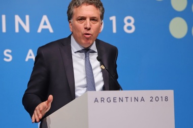 Para Dujovne, la Argentina está "terminando de superar la crisis"