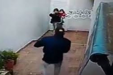 Con una beba en brazos, una pareja asaltó y golpeó a dos abuelas en Santa Teresita