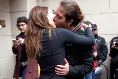 "Che pibe, apagá el pucho": el trasfondo lesbofóbico de la condena a Mariana Gómez por besar a su mujer en el subte