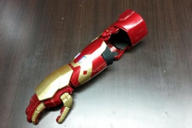 Alumnos de Río Grande imprimieron una prótesis de brazo de “Iron Man” para un niño de 10 años
