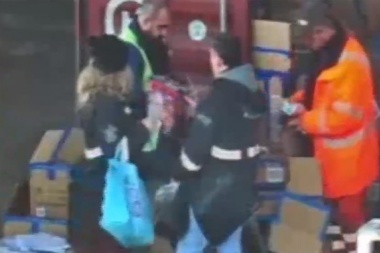Un video reveló cómo funcionarios de la Aduana y operarios del puerto de Buenos Aires robaron mercadería de los contenedores