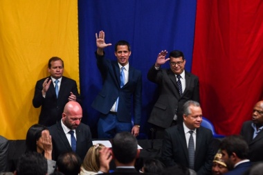 Sigue la tensión en Venezuela: Guaidó ingresó por la fuerza al parlamento para retomar la presidencia