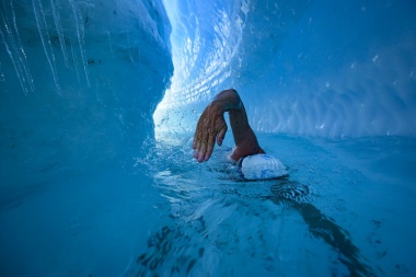 Un nadador se sumerge en traje de baño en la Antártida para concientizar sobre el deshielo