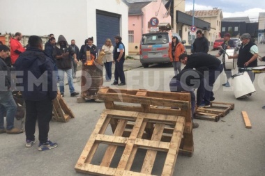 Trabajadores de Servicios Generales siguen reclamando por material de trabajo