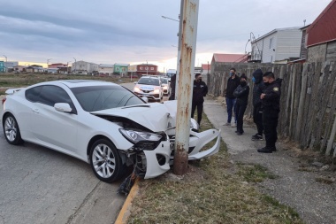 Un automóvil quedó incrustado en un poste de alumbrado