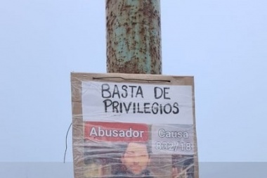 Agrupación “Madres en Lucha” colocó carteles de imputados y condenados de abuso sexual en toda la avenida San Martín