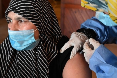 Vacunas covid: el Gobierno negocia para traer en julio la china CanSino, de una sola dosis
