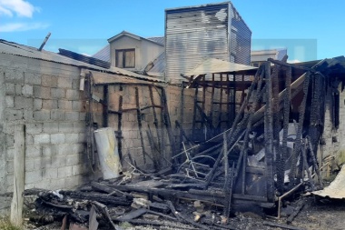 Una falla eléctrica inició en fuego del siniestro que afectó a 4 viviendas en Chacra XI