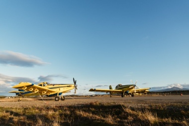 Se sumaron dos aviones hidrantes más al combate del incendio forestal