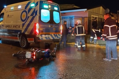 Motociclista fracturado tras ser embestido por un vehículo