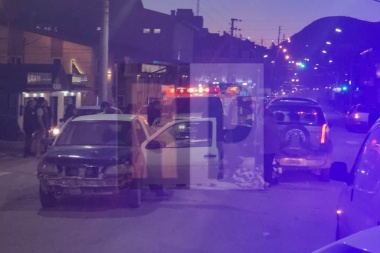 Dos hermanitos sufrieron violento atropello sobre la calle Magallanes de Ushuaia y el cuerpo de uno de ellos salió despedido contra otro auto
