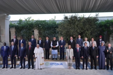 Cumbre del G7: Milei y el Papa Francisco posaron en la foto con los líderes de las potencias