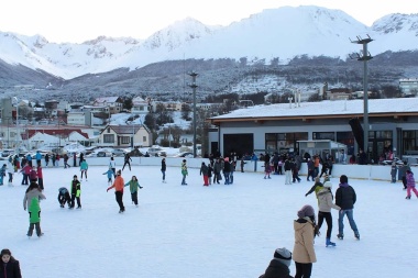 Por fiesta de invierno el 4 de julio la pista de patinaje y los patines serán gratuitos desde las 18 horas