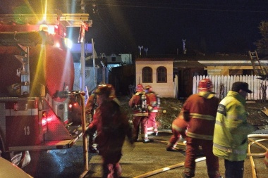 Cortocircuito provocó un incendio, que afectó dos casas