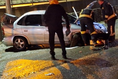 Por esquivar a un peatón terminó chocando contra un muro